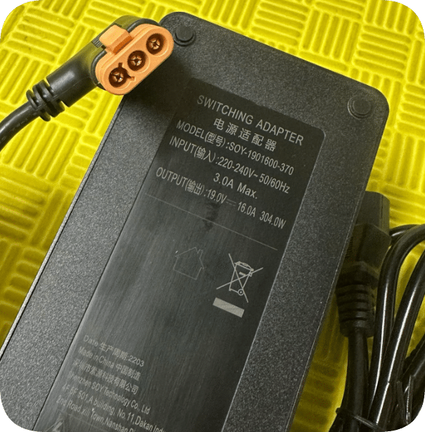 *Brand NEW*Soyuan 19.0V 16.0A 304.0W special interface power adapter model SOY-1901600-370